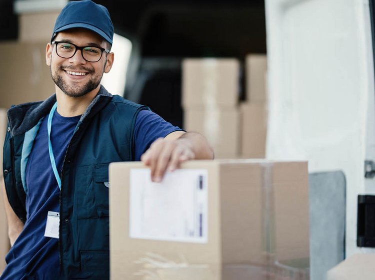 Paketzusteller mit Paketen